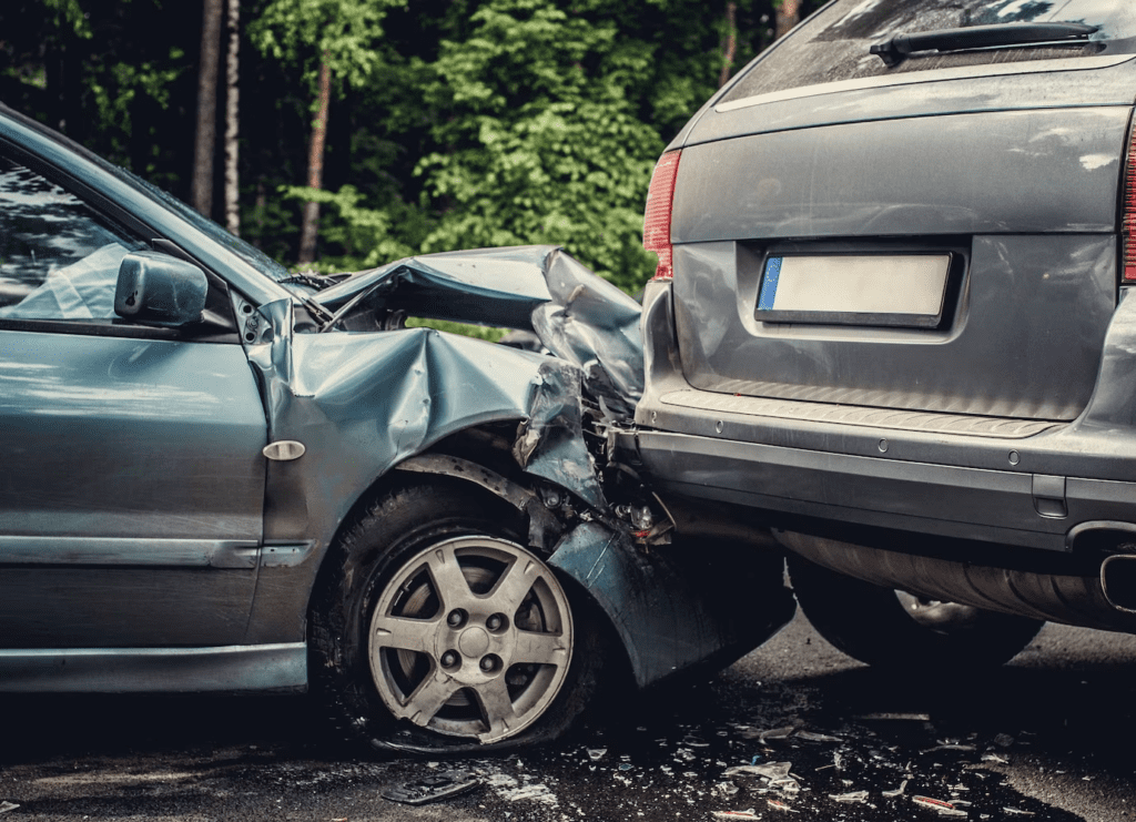 imagem-de-um-acidente-automobilistico-envolvendo-dois-carros_613910-7924