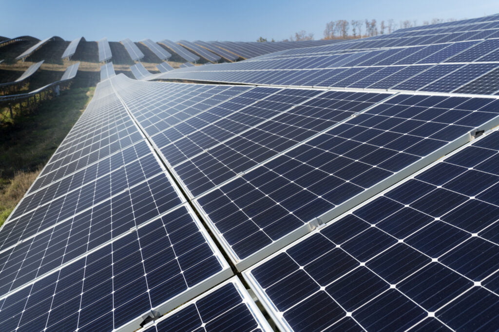 bela usina de energia alternativa com paineis solares
