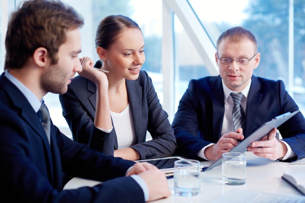 empresario explicando sua proposta 1098 629