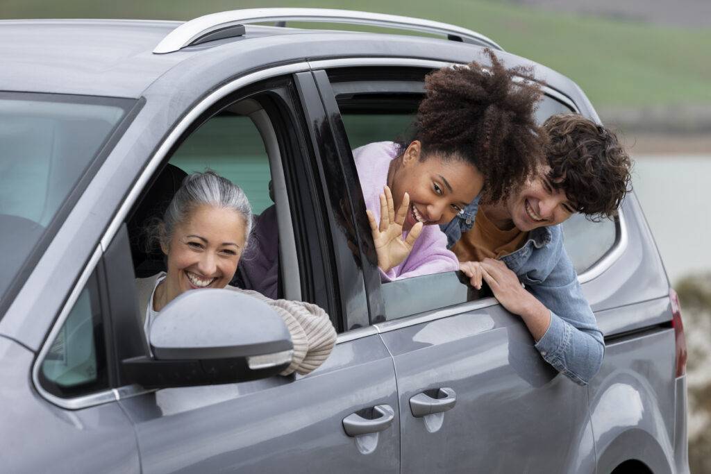 familia-apreciando-as-vistas-em-uma-viagem-de-carro