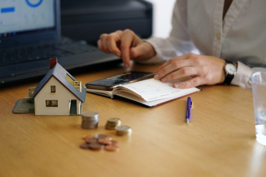 foto aproximada de uma pessoa pensando em comprar ou vender uma casa 181624 24672