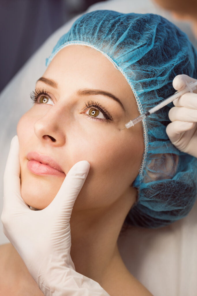 paciente do sexo feminino recebendo uma injecao no rosto