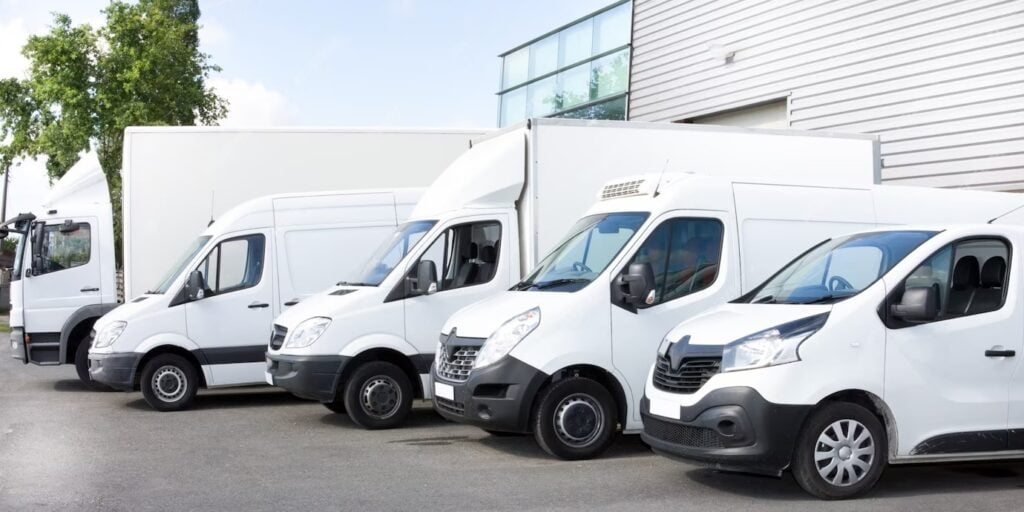 varias vans e caminhoes estacionados no estacionamento para alugar 100800 4479 transformed