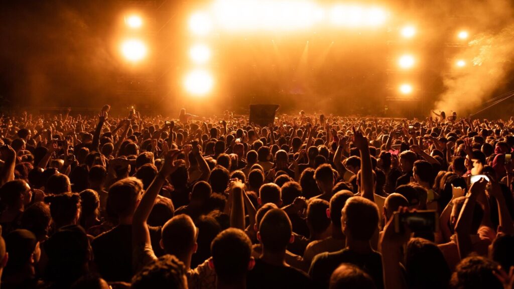 visao traseira da multidao de fas assistindo performance ao vivo no concerto de musica a noite copiar espaco 637285 544